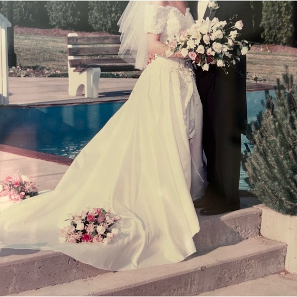 David bridal wedding dress. Worn once 
Detachable dress 
5’2” 125lb - Picture 3 of 11